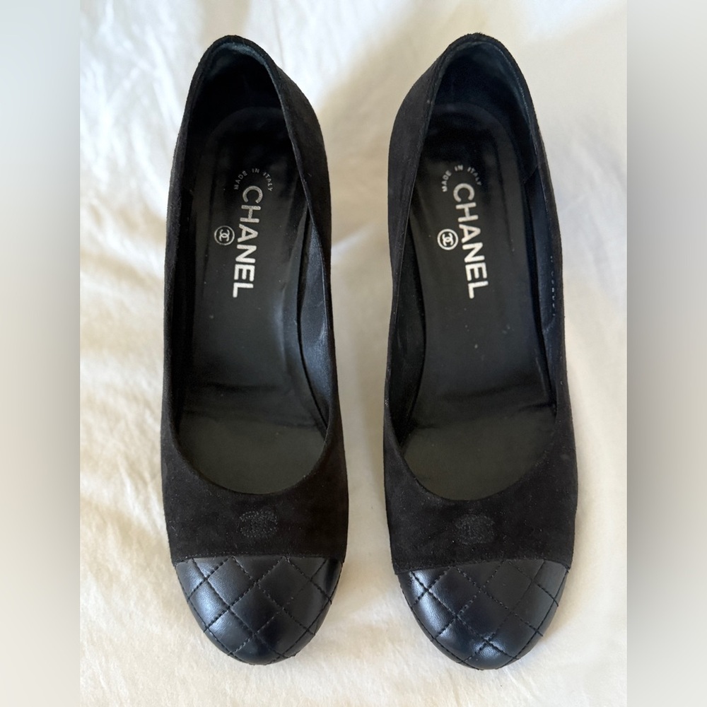 CHANEL Black Quilted Cap Toe Heels 41C